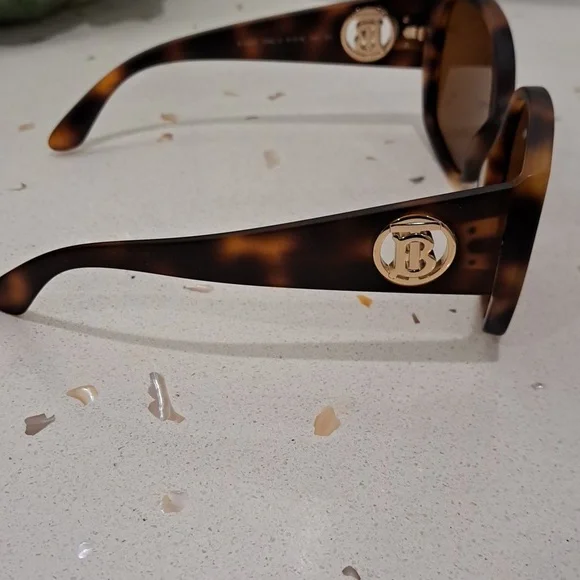 NWT Burberry sunglasses - Picture 4 of 9